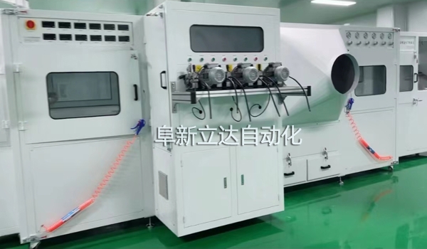 自動噴金機(jī)是電容器生產(chǎn)中的關(guān)鍵設(shè)備，規(guī)格有三槍，雙面四槍、六槍、八槍，可按客戶需求定制，阜新立達(dá)自動化裝備有限公司